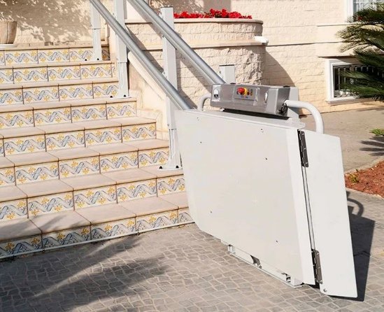 Salvaescaleras de exterior resistentes y seguros en España Normativa de accesibilidad para plataformas salvaescaleras en España